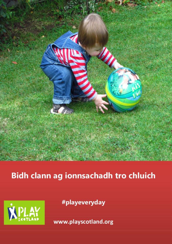 Bidh clann ag ionnsachadh tro chluich